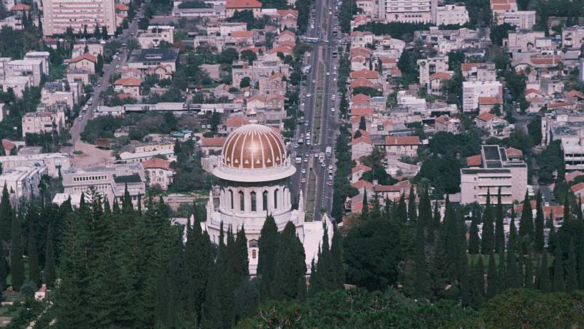 ضريح الباب في حيفا كما يظهر من جبل الكرمل في صورة تعود لمارس 1975، وهو مقدس لدى الديانة البهائية