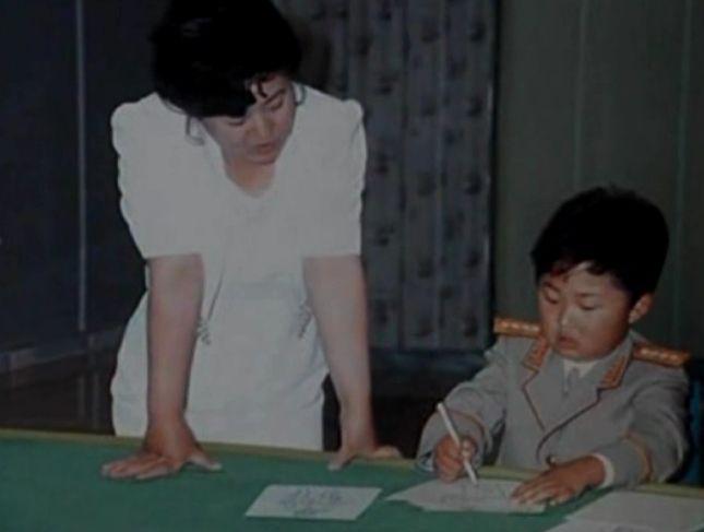 2011년 편집된 북한의 '선군조선의 어머님' 다큐 속 고용희와 어린 시절의 김정은 위원장. 해당 다큐는 김정은 위원장 집권 초기에 공개됐다가 바로 비공개 처리됐다 