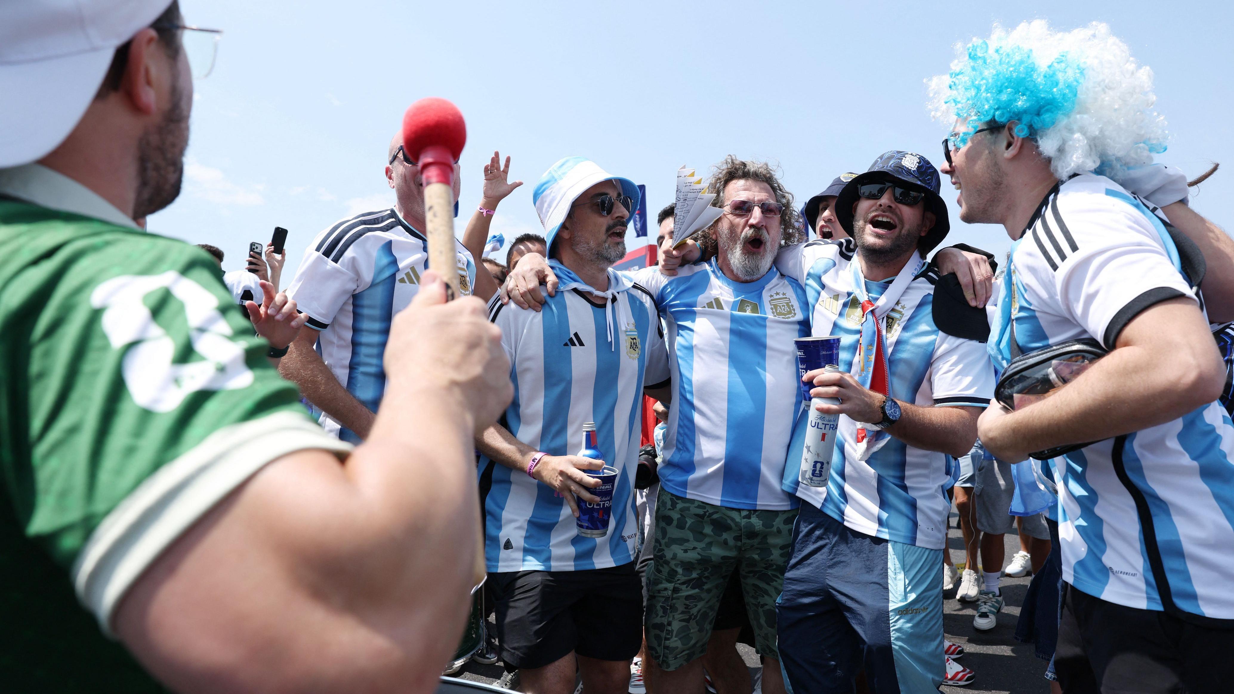 Španija je prvak sveta: Tores doneo titulu, Argentina nije htela da igra fudbal 8 Navijači Argentine ispred stadiona u Nju Džersiju