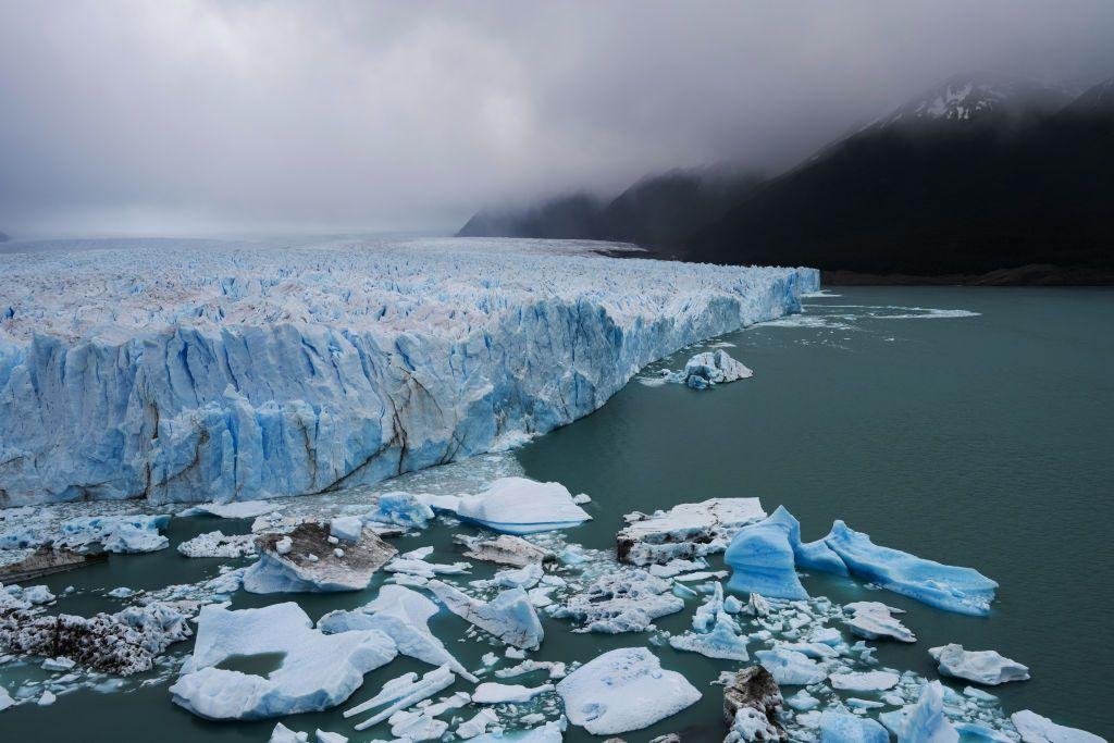 Pedazos de hielo desprendidos del Perito Moreno sobre las aguas del lago con el que se comunica.  