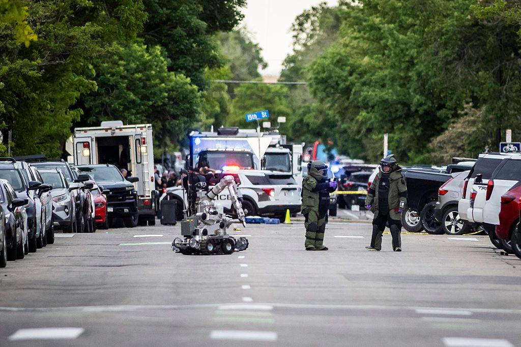 Escuadrones antibombas preparan la zona de operaciones tras el ataque.