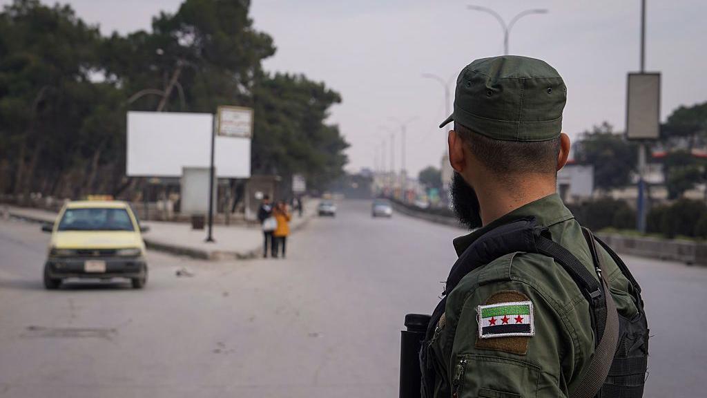 الحكومة السورية "تفرض" سيطرتها على حلب، والجيش يقول إنه "رصد تعزيزات لقسد" قرب دير حافر 