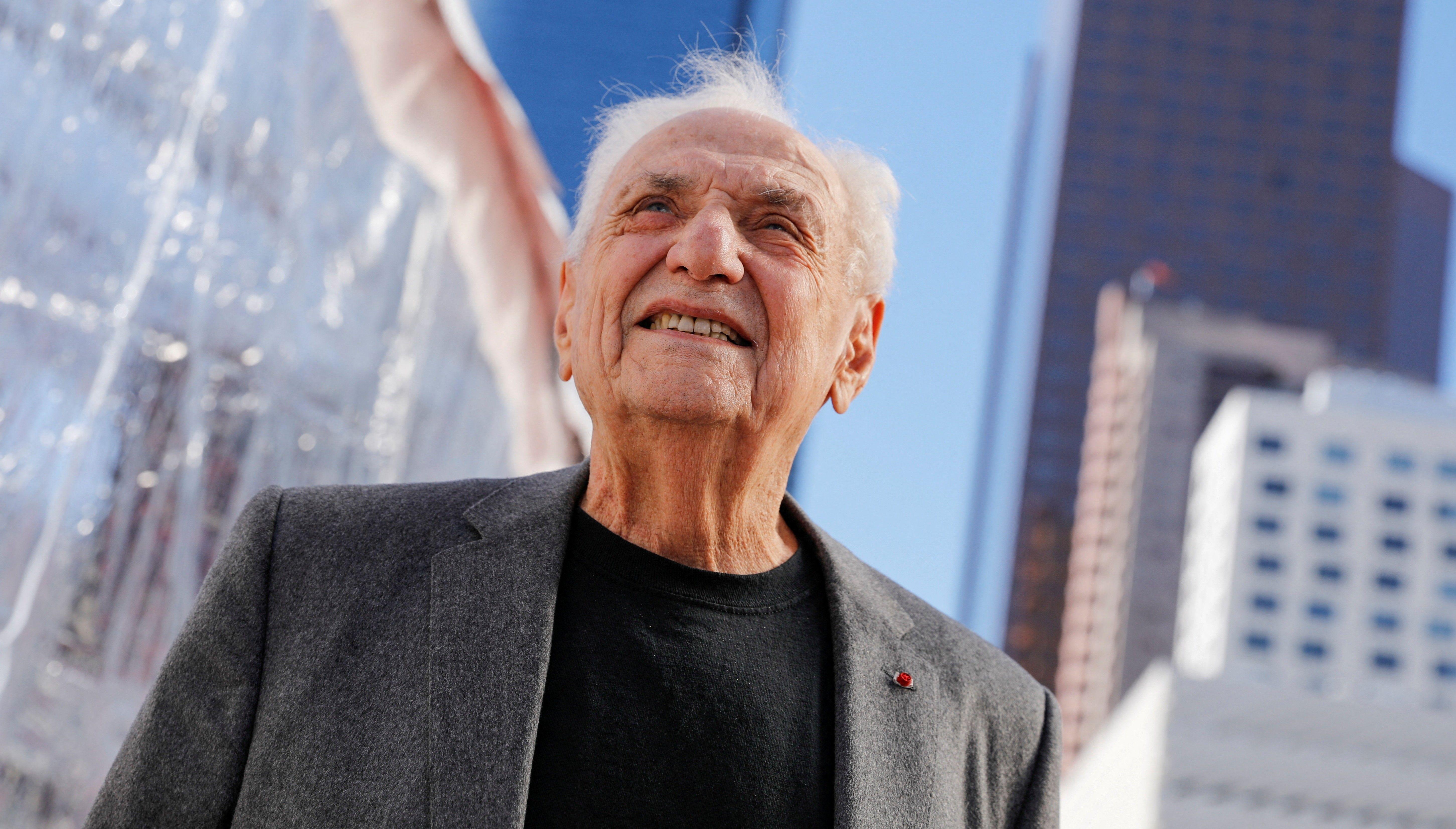 El arquitecto Frank Gehry asiste a la inauguración oficial de "The Grand", un desarrollo de uso mixto diseñado por Frank Gehry en el centro de Los Ángeles, California, EE. UU., el 11 de febrero de 2019. REUTERS/Mike Blake/Foto de archivo