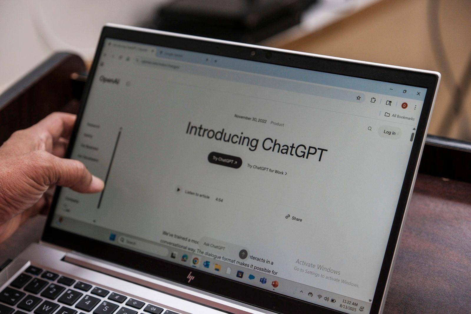 عُرضت مواد دراسية خلال حصة دراسية لحماية كبار السن من الوقوع ضحايا للذكاء الاصطناعي وعمليات الاحتيال عبر الإنترنت في 13 أغسطس/آب 2025 في غايثرسبيرغ، ماريلاند.