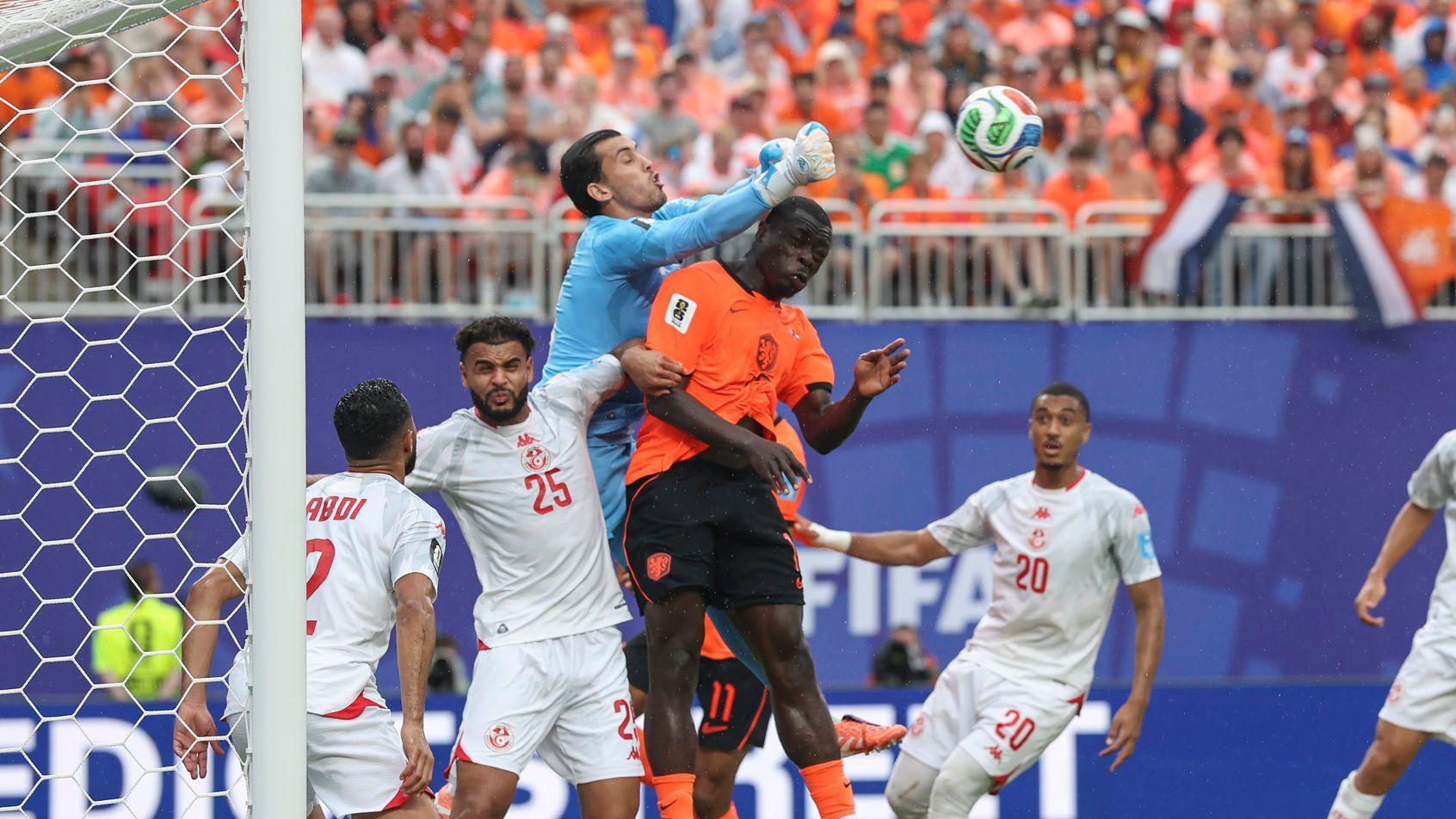 أيمن دحمان، لاعب منتخب تونس رقم 16 ، يقفز وسط الزحام ليُبعد الكرة عن المرمى في الشوط الأول من مباراة المجموعة السادسة في كأس العالم 2026 بين تونس وهولندا، والتي أُقيمت في 25 يونيو/حزيران 2026 على ملعب كانساس سيتي في مدينة كانساس سيتي بولاية ميزوري. 