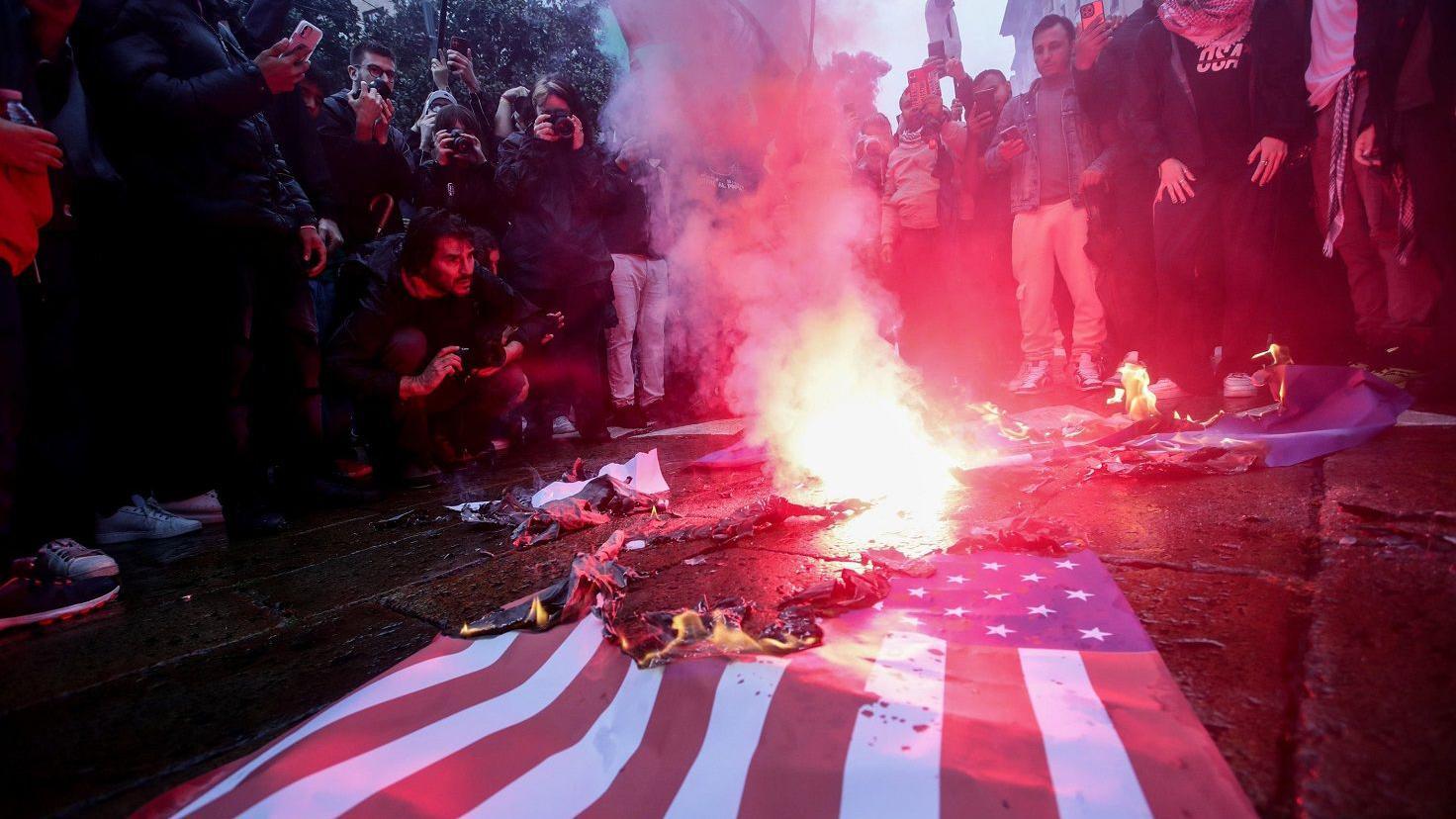 Demonstranti u Milanu pale američku zastavu