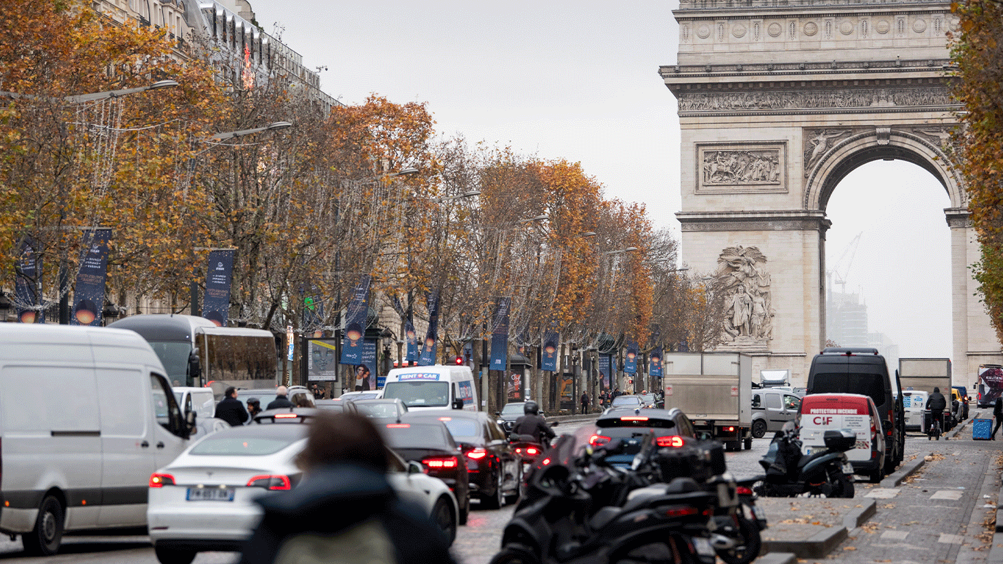 法國巴黎香榭麗舍大道凱旋門附近的交通狀況