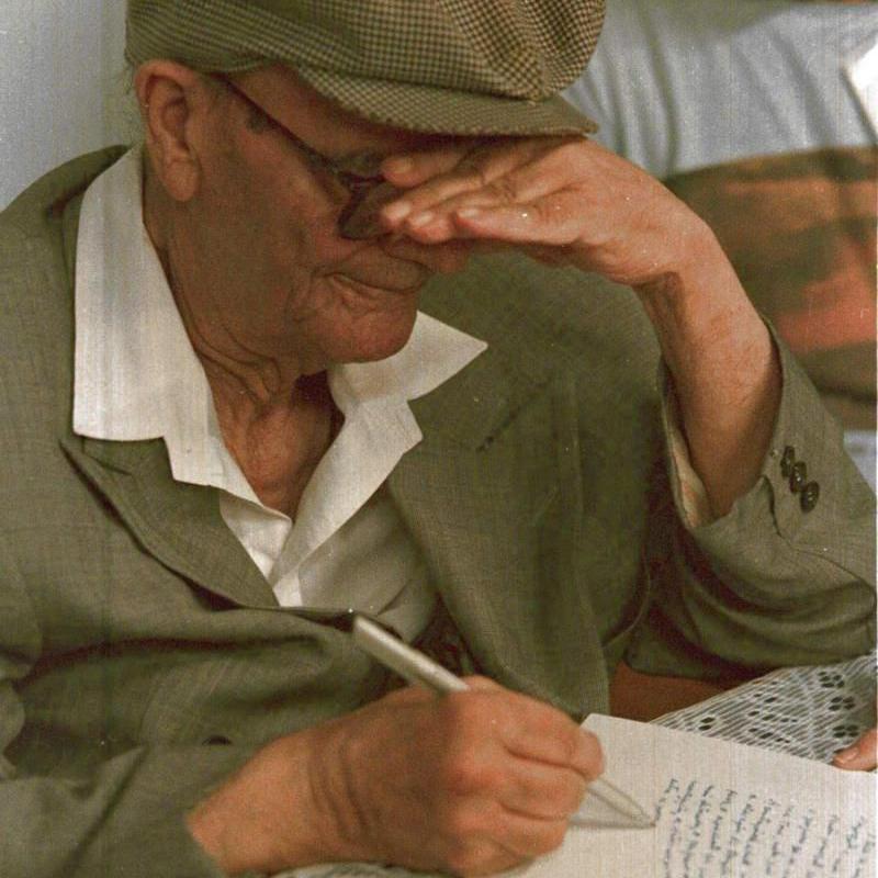 Chico Xavier psiografando carta