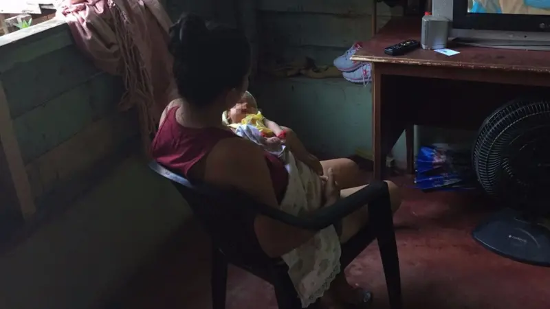 Imagem de crian&ccedil;a com beb&ecirc; no colo