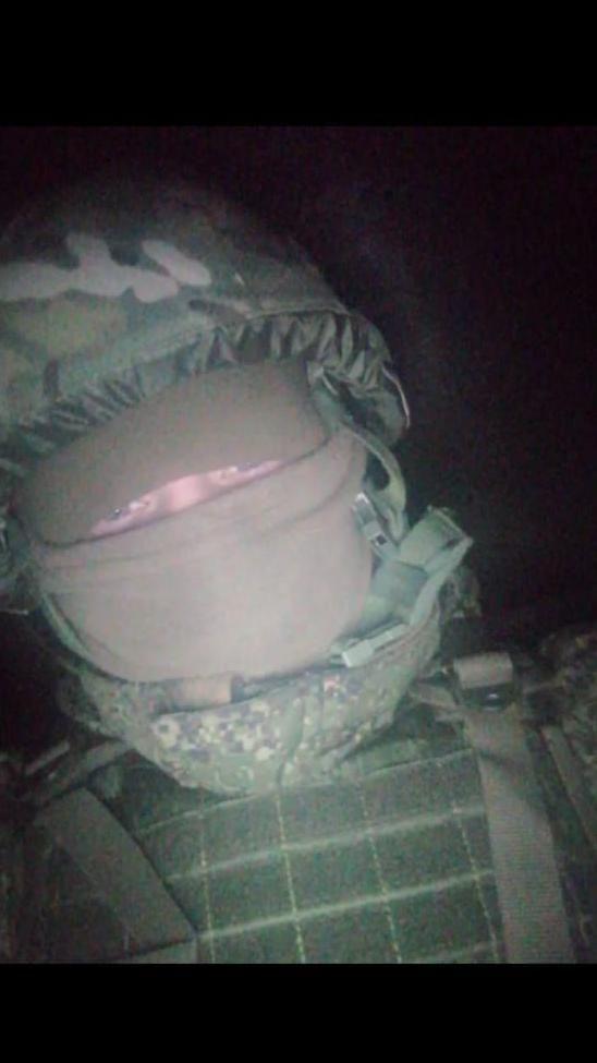 Vitaly Ivanov com o rosto totalmente coberto, apenas com os olhos de fora, em trajes do exército. 