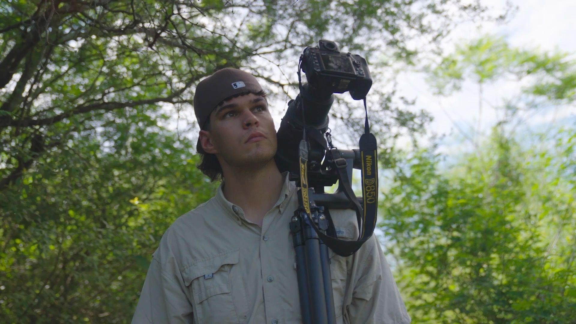 Mauricio Silvera recorre un camino entre vegetación en el norte de Uruguay donde intenta capturar en fotografías al urutaú, una especie enigmática de ave noctura conocida en América.