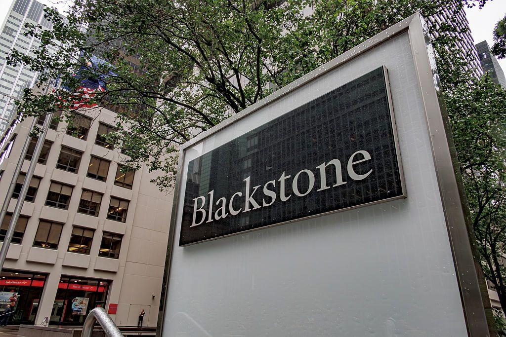 Logo de Blackstone en un monolito a la entrada de uno de sus edificios en Manhattan.