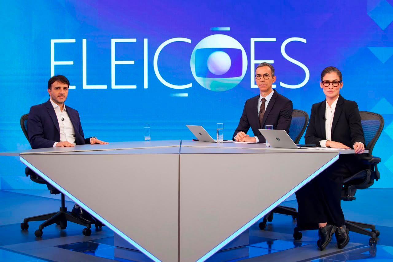 Renan Santos, C&eacute;sar Tralli e Renata Vasconcellos na bancada da TV Globo