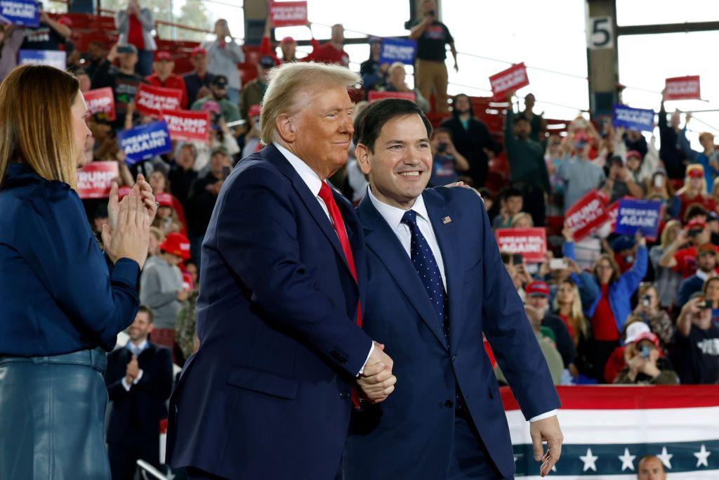 Trump e Rubio durante a eleição apertando as mãos