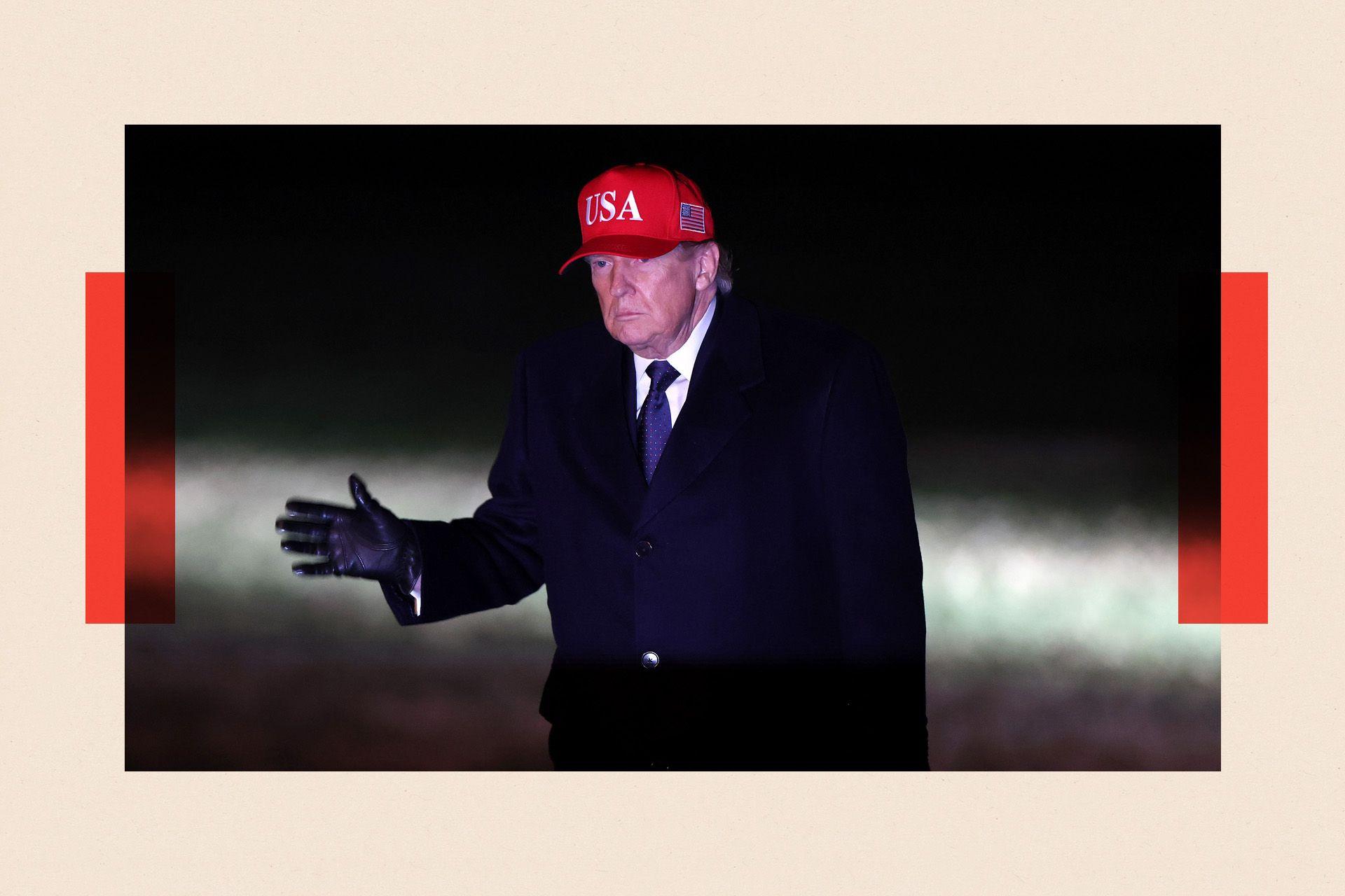 El presidente de Estados Unidos, Donald Trump, camina por el jardín sur mientras regresa a la Casa Blanca.
