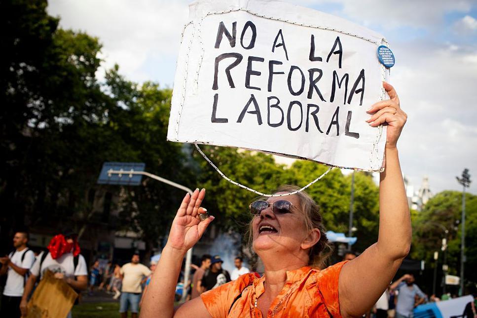 Cientos de personas se congregan frente al Congreso Nacional para protestar contra la votación de la reforma laboral en el Senado, en Buenos Aires, Argentina, el 11 de febrero de 2026.