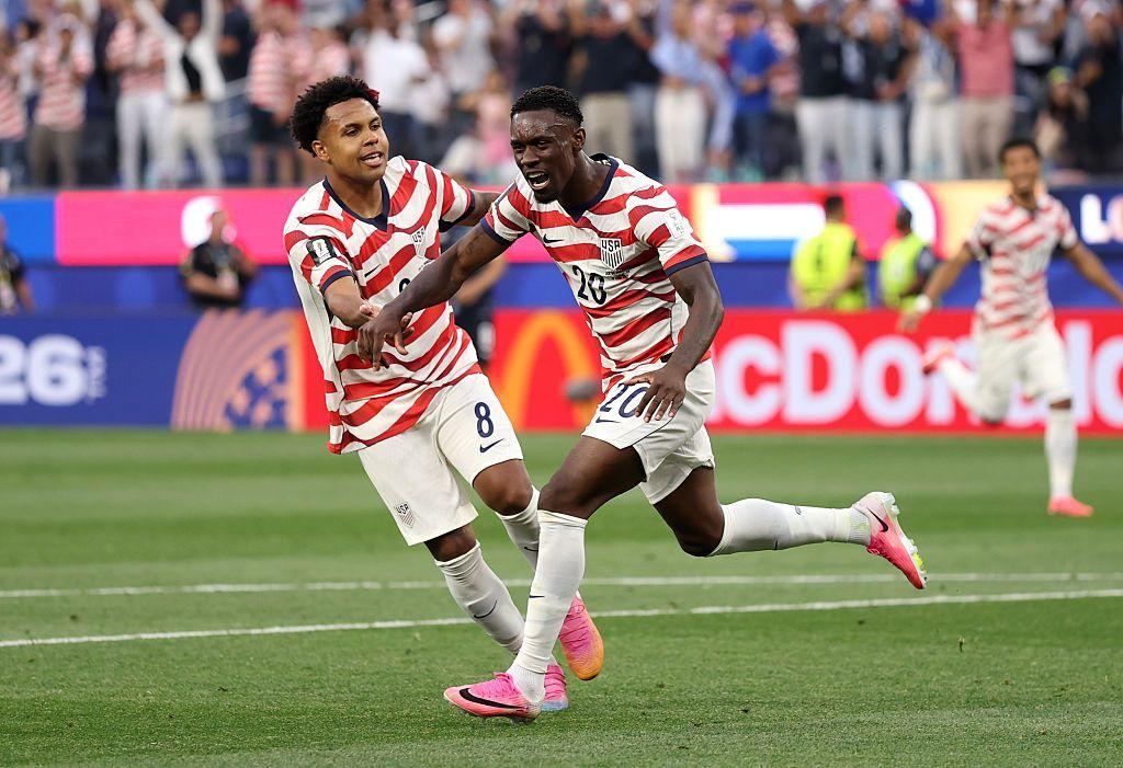 Folarin Balogun #20 de Estados Unidos celebra haber marcado el segundo gol de su equipo con Weston McKennie #8 durante el partido del Grupo D de la Copa Mundial de la FIFA 2026 entre Estados Unidos y Paraguay en el Estadio de Los Ángeles el 12 de junio de 2026 en Inglewood, California