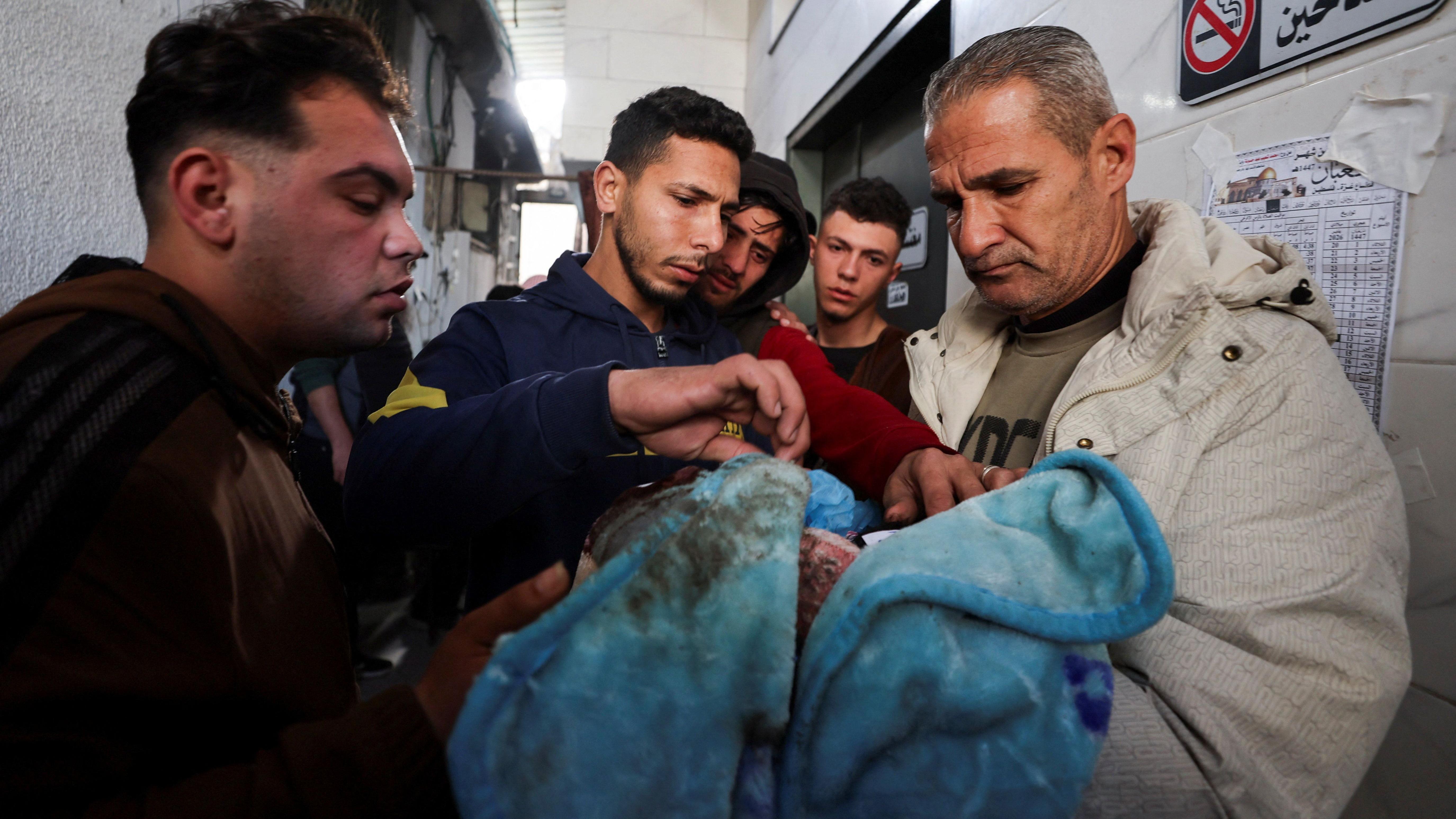 مشيعون يعبّرون ​​عن حزنهم بعد مقتل فلسطينيين جراء غارة إسرائيلية يوم الأربعاء، في مستشفى الشفاء بمدينة غزة، 4 فبراير/شباط 2026