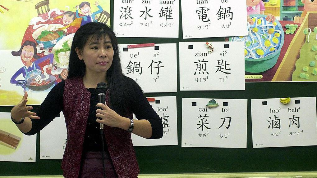 一名台灣的國小教師正在教學。
