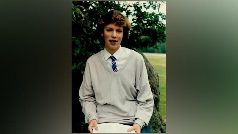 Foto de una joven Katie Mitchel en uniforme de colegio.