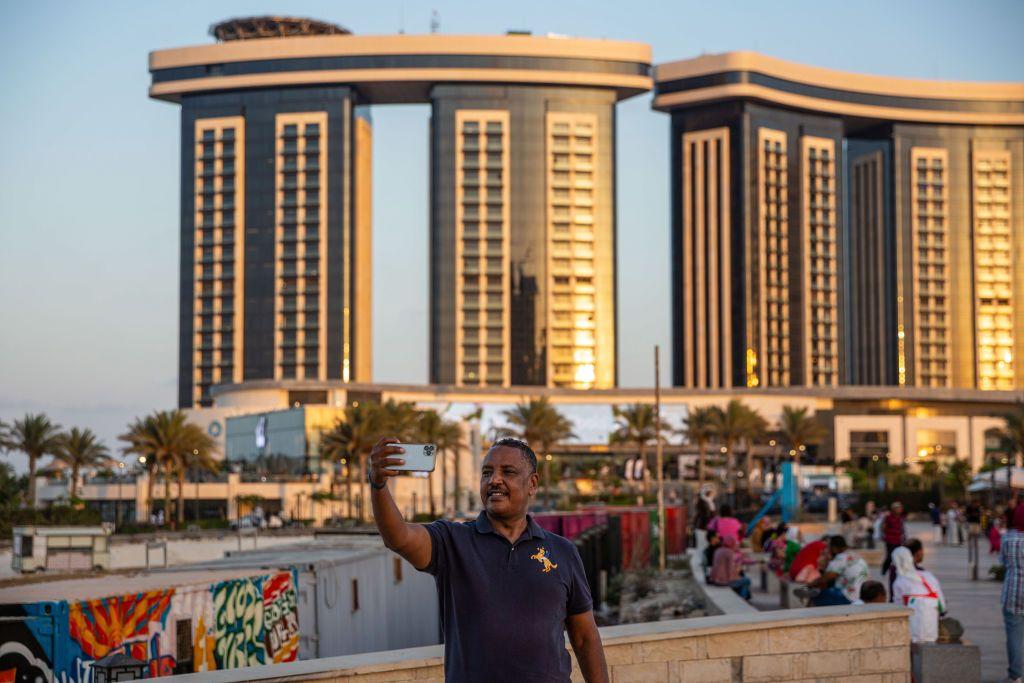 زائر يلتقط صورة سيلفي أمام فندق ريجال هايتس في مشروع مدينة العلمين الجديدة، بمحافظة مطروح، مصر، يوم الخميس 24 أغسطس/آب 2023.