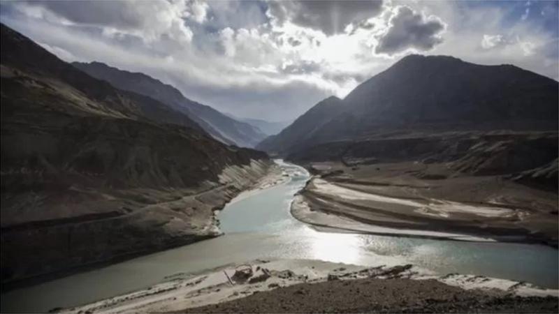 بھارت اور پاکستان نے ستمبر 1960 میں دریائے سندھ اور اس کی معاون ندیوں کے پانی کو بانٹنے کے لیے سندھ آبی معاہدے پر دستخط کیے تھے 