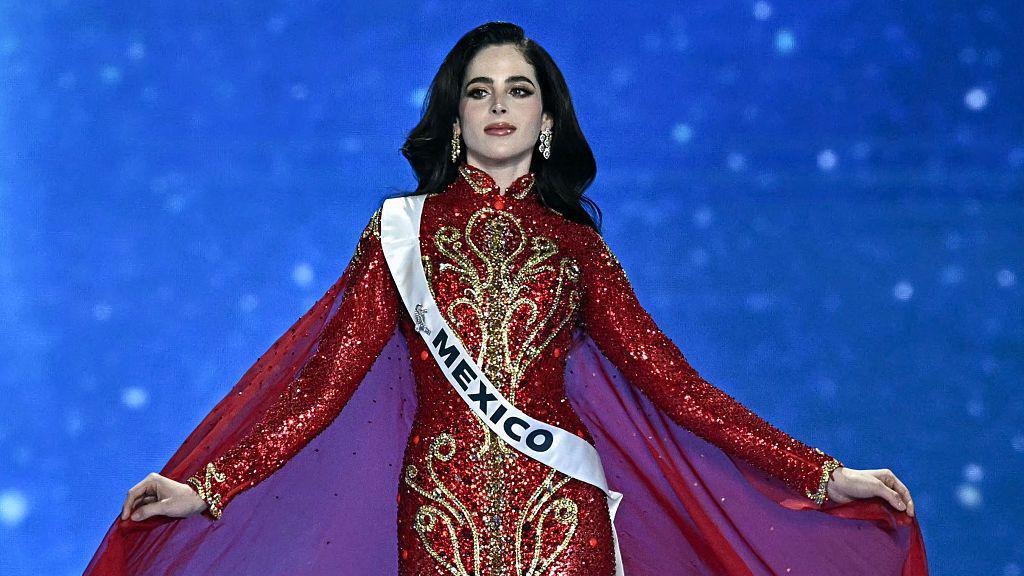 Fátima Bosch en la ceremonia de coronación de Miss Universo. 