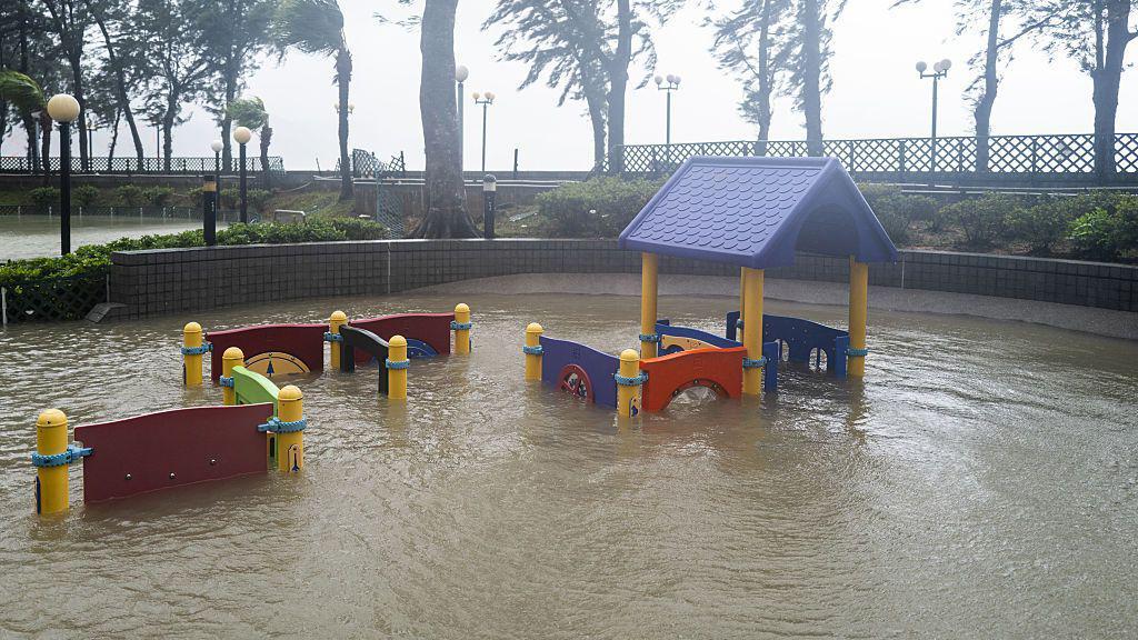 Un parque infantil sumergido bajo el agua tras el paso del tifón.