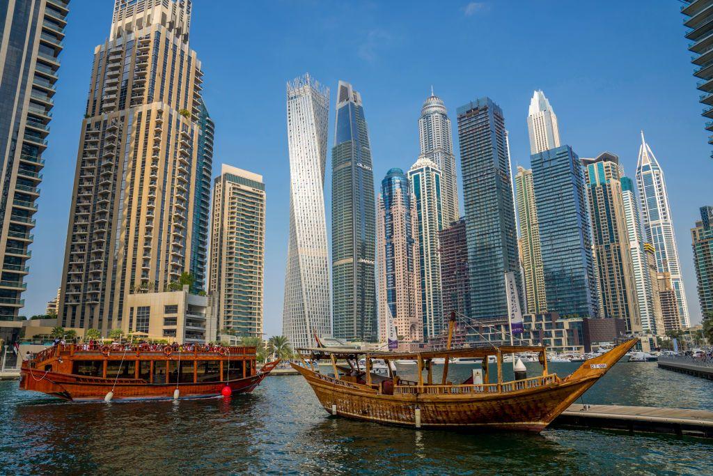 Barcos e skyline de Dubai