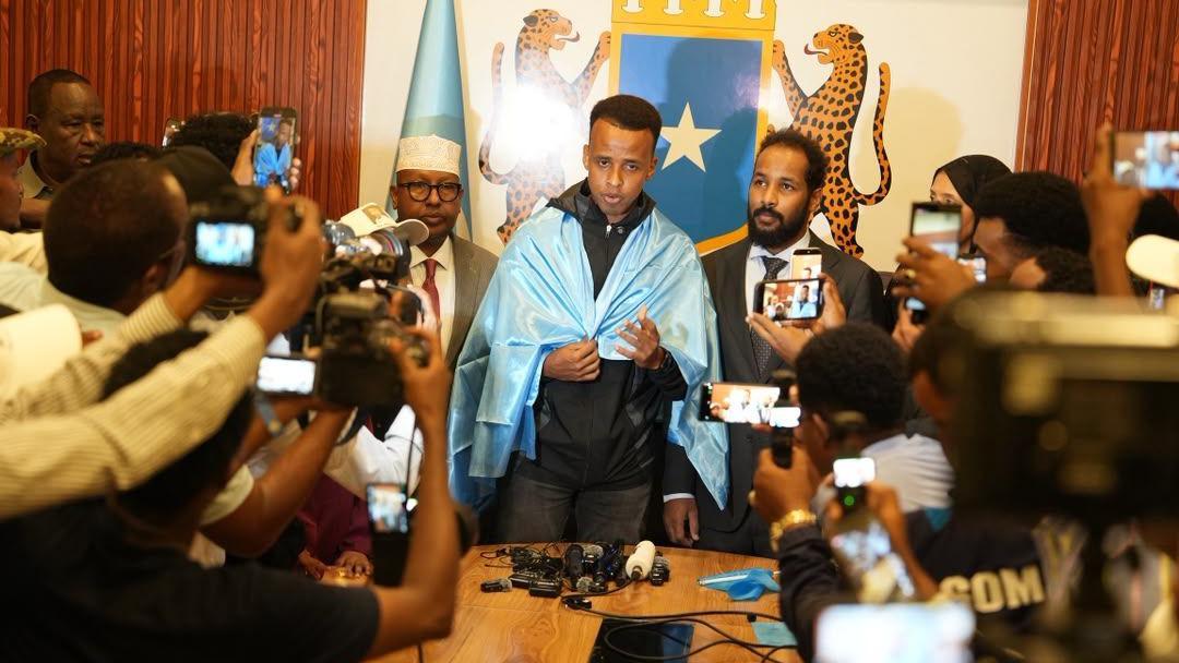 O &aacute;rbitro somali Omar Abdulkadir Artan falando &agrave; imprensa.