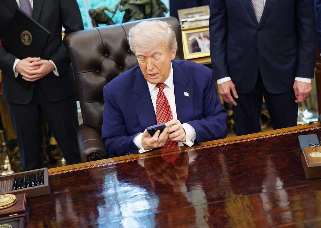 Trump mexendo no telefone