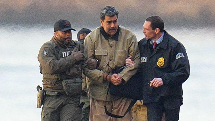 Nicolás Maduro, esposado y conducido por agentes federales a su llegada a Estados Unidos. 