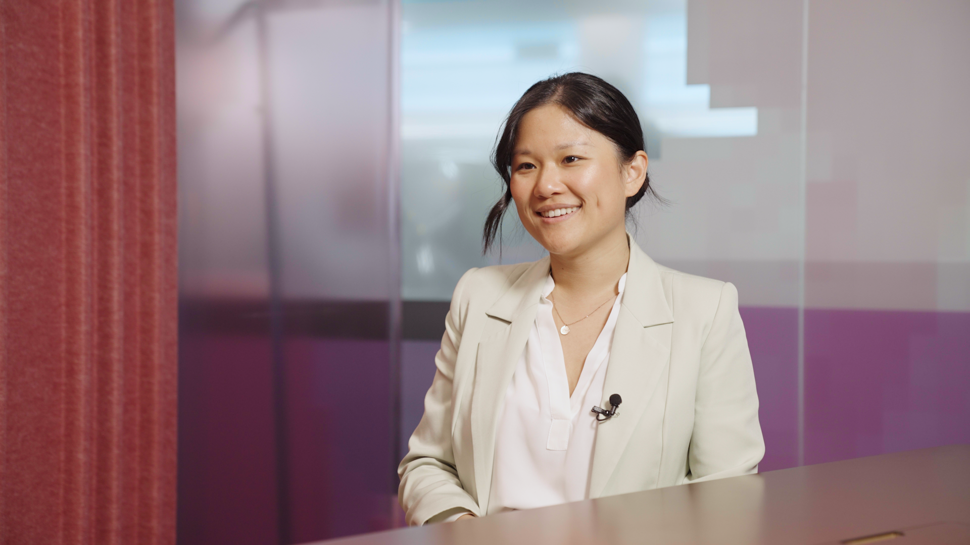 Retrato da jornalista e engenheira Karen Hao, autora do livro Empire of AI, em trajes sociais, durante entrevista na sede da BBC