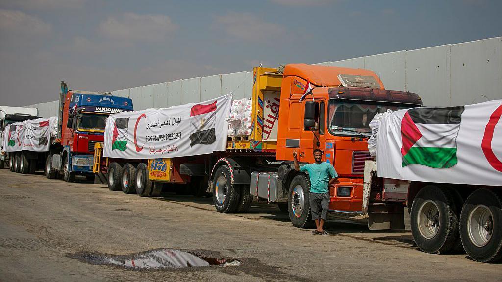 Camiones en fila en la frontera entre Gaza y Egipto 