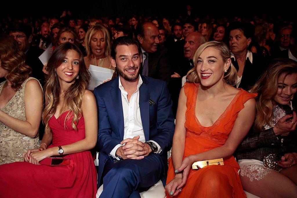 Jonathan Andic en un desfile con dos mujeres. 