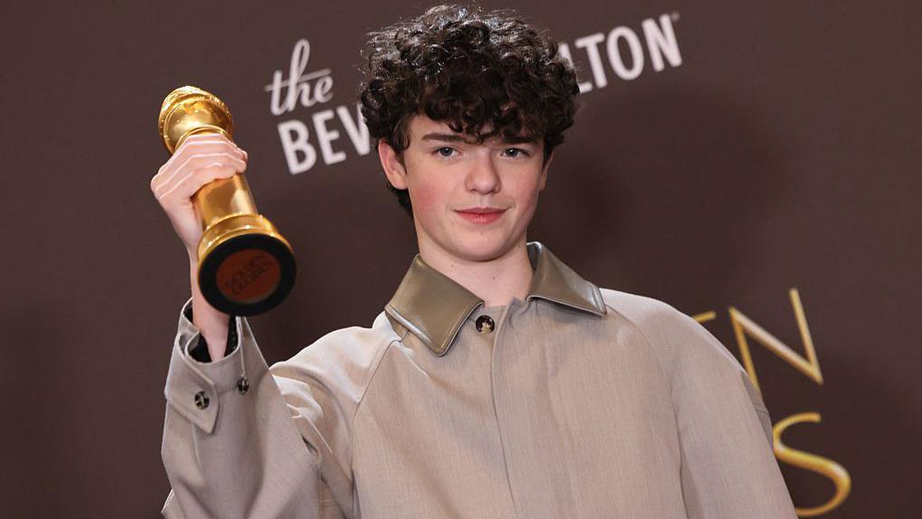 El actor británico Owen Cooper posa en la sala de prensa con su premio a Mejor Actor de Reparto en Televisión por "Adolescencia" durante la 83ª entrega anual de los Globos de Oro en el hotel Beverly Hilton en Beverly Hills, California, el 11 de enero de 2026. (Foto de Etienne Laurent / AFP vía Getty Images)