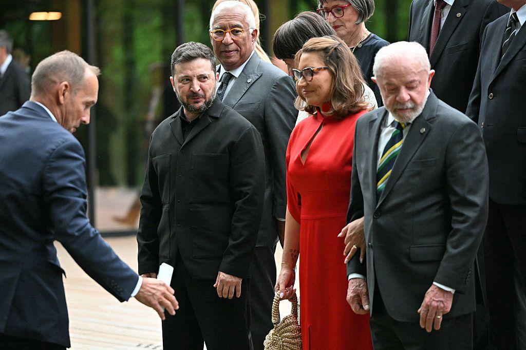 Lula se preparando para tirar foto. Ao lado dele est&aacute; Janja, que est&aacute; ao lado do presidente da Ucr&acirc;nia Volodymyr Zelensky.