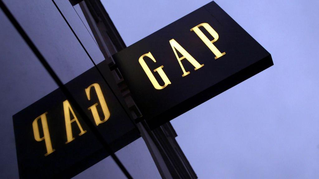 Logo de Gap en una tienda, reflejado en el vidrio del edificio
