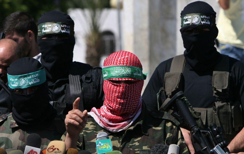 صورة لأبو عبيدة، المتحدث باسم كتائب عز الدين القسام، الجناح العسكري لحركة حماس، خلال مؤتمر صحفي في مدينة غزة في 30 سبتمبر/أيلول 2009