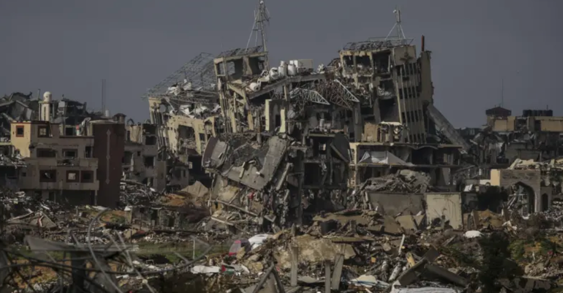 Imagens de escombros de áreas destruídas por bombardeios israelenses na Faixa de Gaza