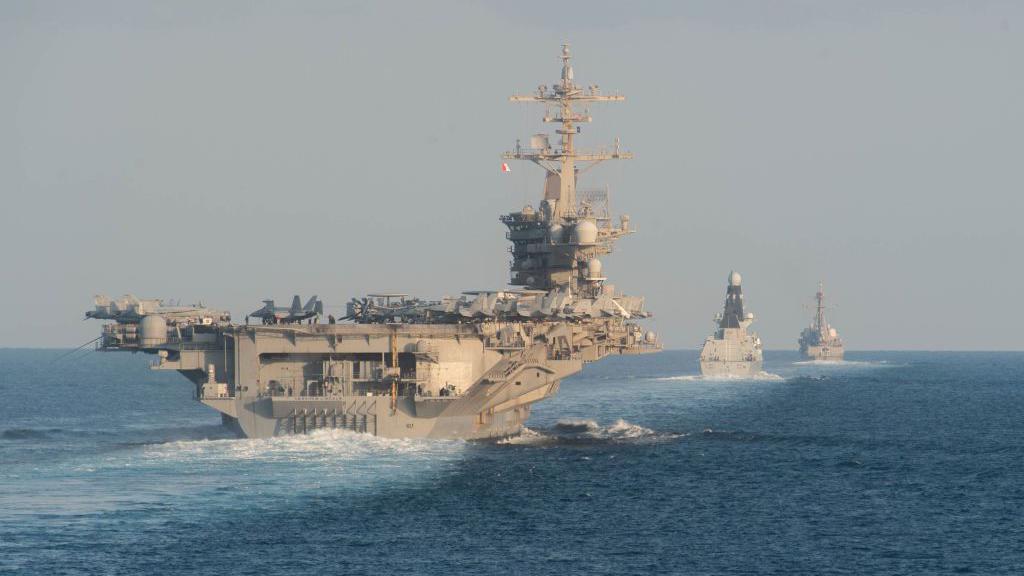El portaaviones USS Abraham Lincoln de la Marina de EE.UU. y el destructor de misiles guiados USS Farragut y el destructor de la Marina Real británica HMS Defender navegan por el estrecho de Ormuz, en noviembre.