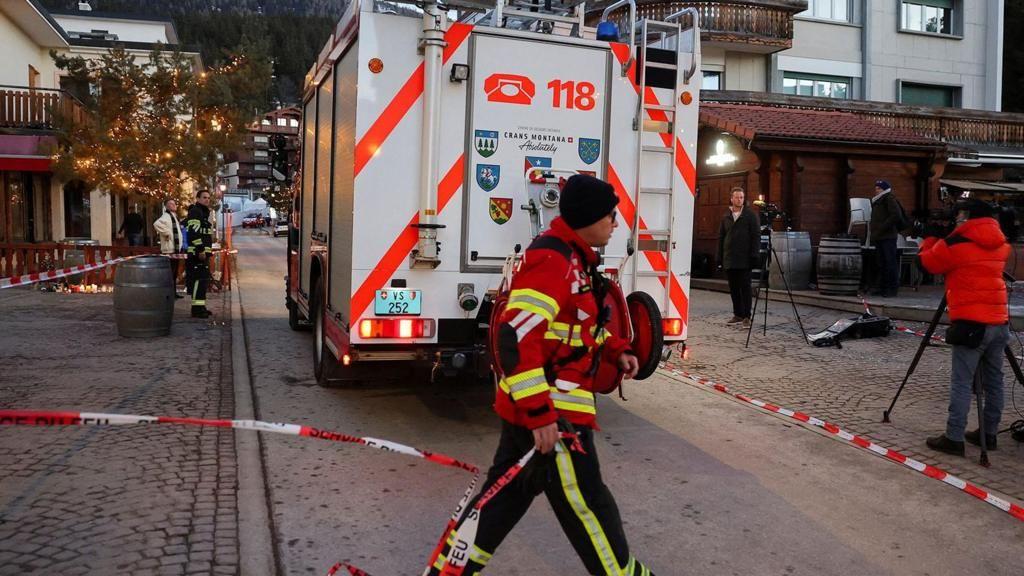 miembros de la policía acordonando el lugar del incendio en Crans Montana.
