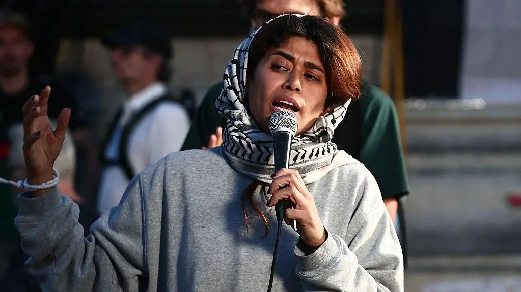 ريما حسن، المحامية الفرنسية الفلسطينية وعضو البرلمان الأوروبي تتحدث إلى المتظاهرين خلال تجمع تضامني معها في ساحة الجمهورية بباريس عقب ترحيل إسرائيل لها
