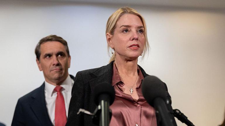 Todd Blanche  y Pam Bondi 