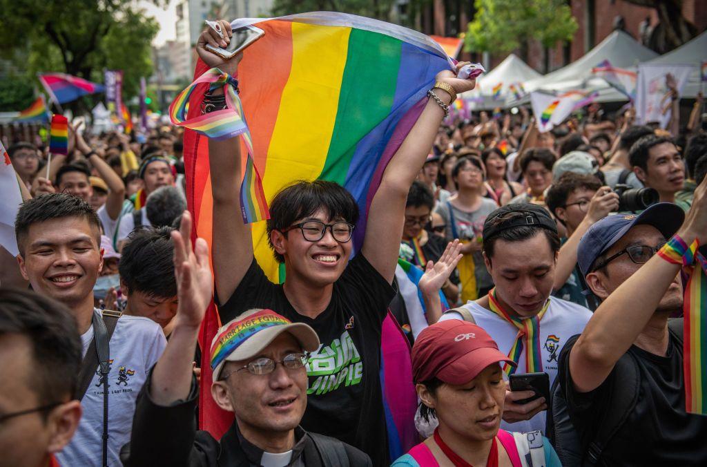 立法院外支持台灣同志婚姻合法化的群眾。