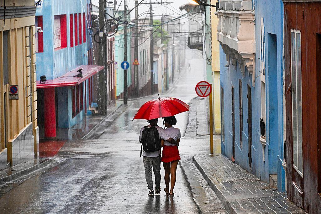 إعصار ميليسا "الكارثي" يصل إلى كوبا، فماذا نعرف عنه؟ 1 زوجان يسيران في أحد شوارع مدينة سانتياغو دي كوبا قبل وصول الإعصار ميليسا إلى المدينة في 28 أكتوبر/تشرين الأول 2025.