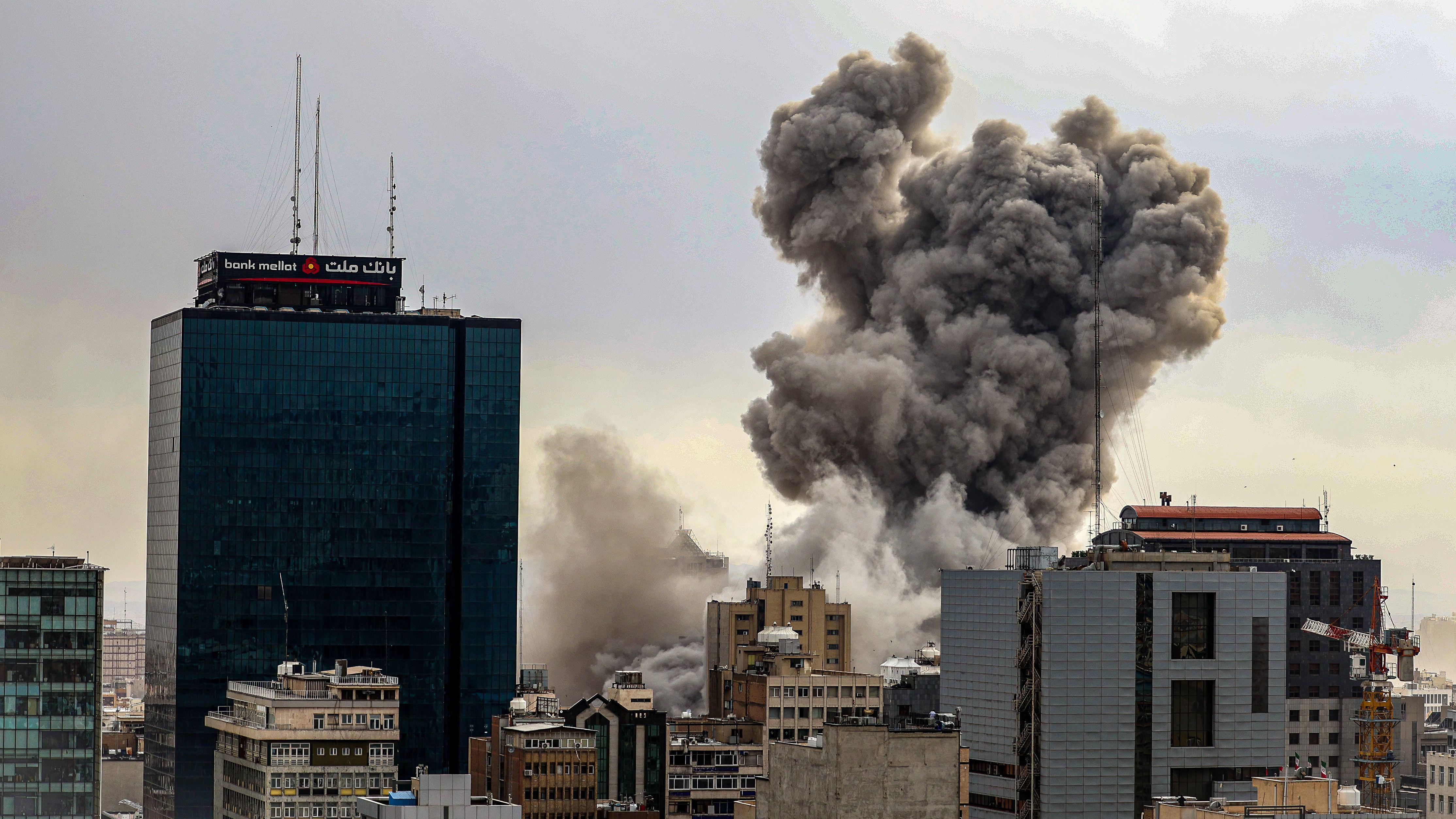 Una nube de humo y polvo tras un ataque en Teherán