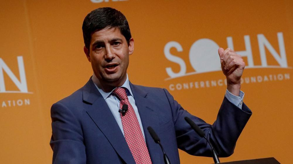 Kevin Warsh habla en un podio