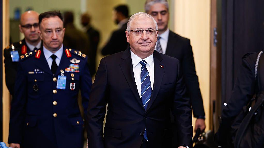 الجيش السوري يدعو إلى إخلاء مناطق قبل قصفها، ووزير الدفاع التركي "يرحب" بالعملية العسكرية ضد قوات كردية 