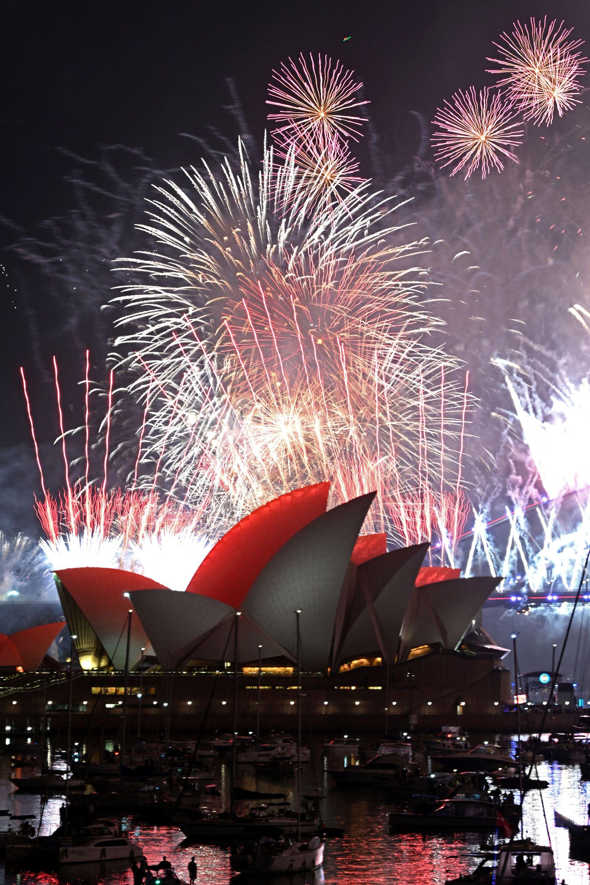 Los fuegos artificiales iluminaron el cielo nocturno sobre el puente del puerto de Sídney y la Ópera de Sídney durante las celebraciones de Año Nuevo en Australia.